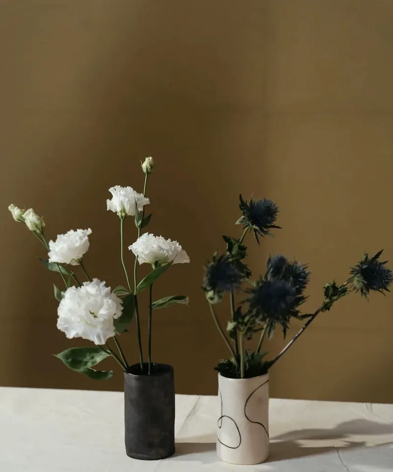 花器に生けた白い花と実もの